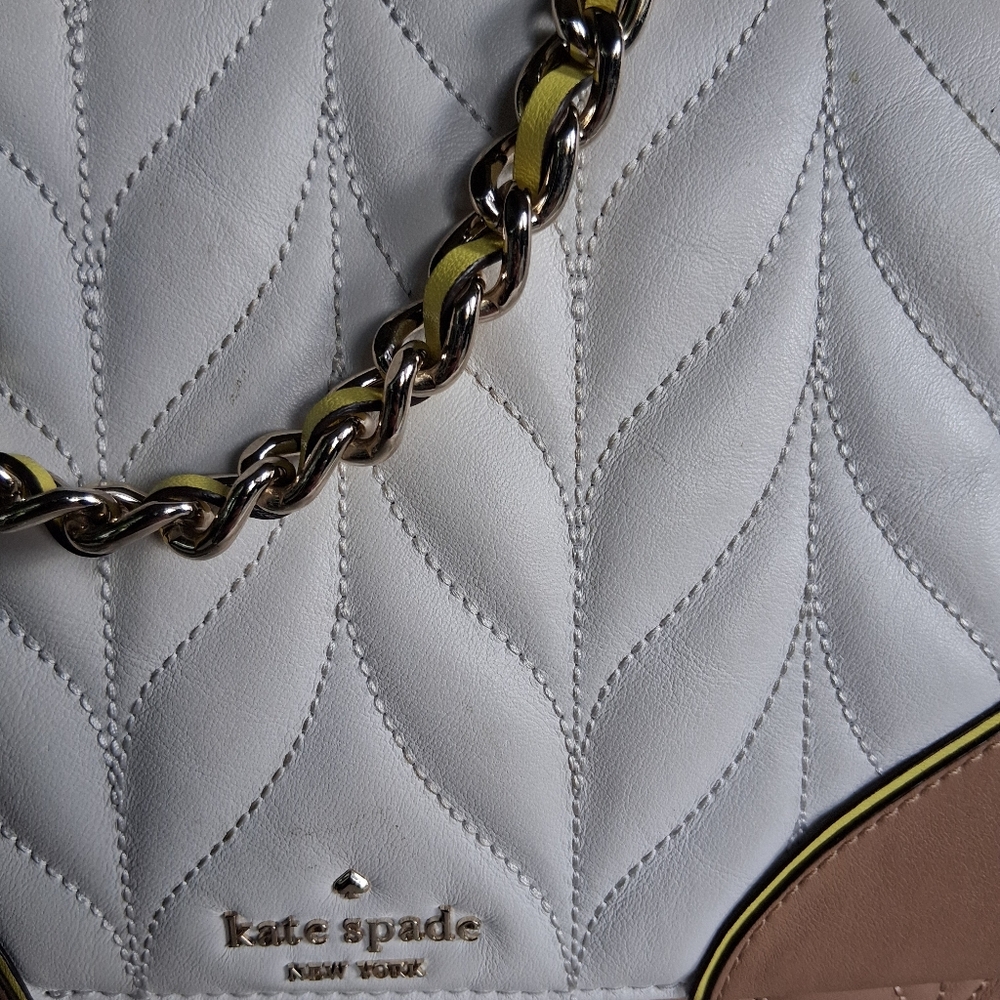 Kate Spade White and Tan Quilted Crossbody Bag Neon Yellow Detail Chain Strap - Picture 2 of 12